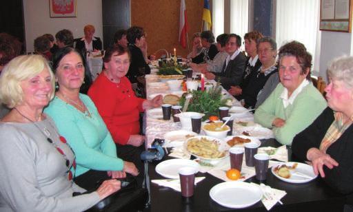WioletaGłowacka. Uczestnicy spotkania po złożeniu sobie życzeń świąteczno-noworocznych i podzieleniu się opłatkiem zasiedli do wigilijnego stołu.
