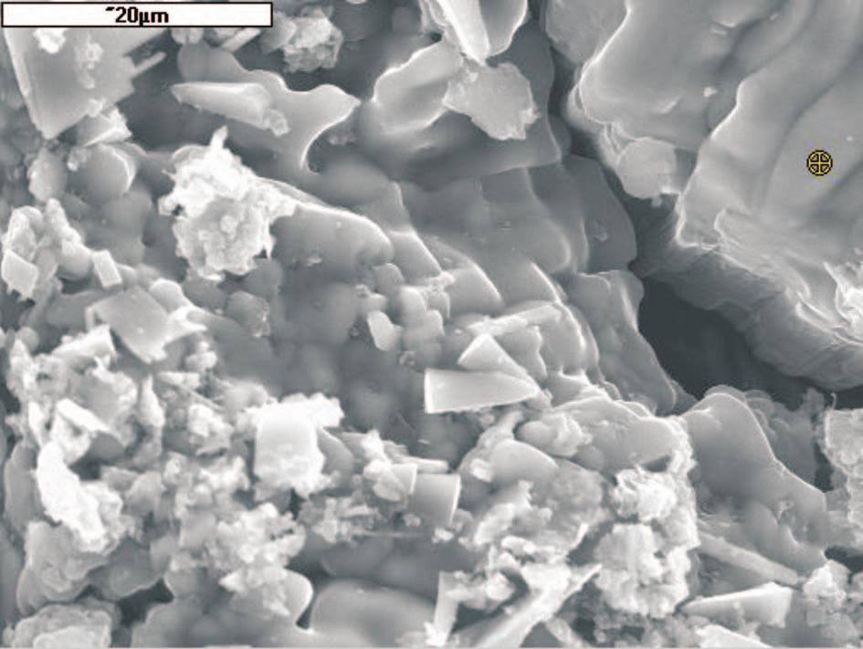 W okresie trzyletniej ekspozycji w otoczeniu solanki zawierającej jony SO 4 i Mg 2+ nasyconej siarkowodorem wytrzymałość na ściskanie stwardniałego zaczynu cementowego obniżała się w dość szybkim