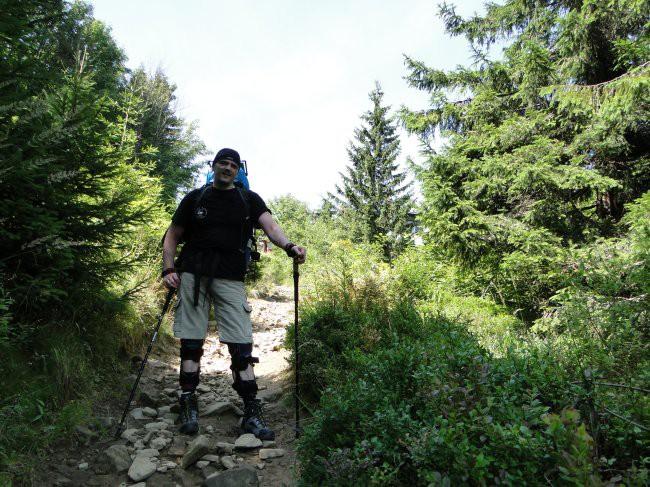 zdjęcia od lewej: Ostatnie podejście przed Schroniskiem PTTK na Wielkiej Raczy / Widok z Wielkiej Raczy na Beskid Żywiecki Budynek schroniska jest niezwykle malowniczo położony,