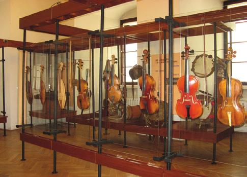 Wystawa stała zatytułowana Polskie kapele i ludowe instrumenty muzyczne prezentuje ok.