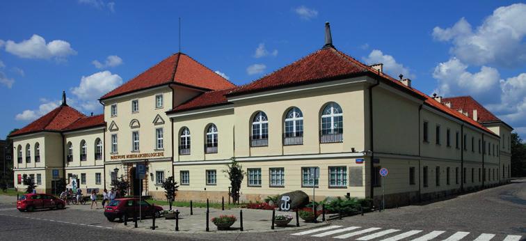 Państwowe Muzeum Archeologiczne w Warszawie Powołane w 1928 r., od 1958r. siedzibą jest zabytkowy XVII. w. Arsenał. Posiada olbrzymi zbiór zabytków archeologicznych z ziem polskich.