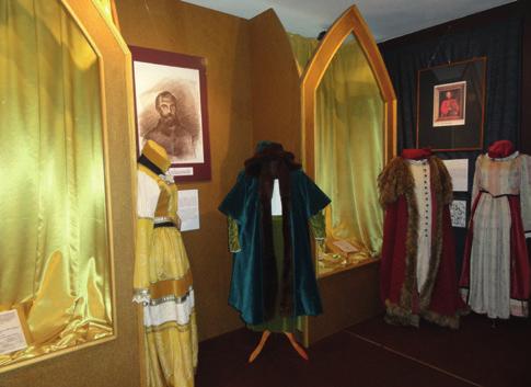 Muzeum Regionalne w Zwoleniu W Muzeum prezentowane są wystawy stałe związane z Synem Naszej Ziemi Janem Kochanowskim oraz zabytkami kultury materialnej