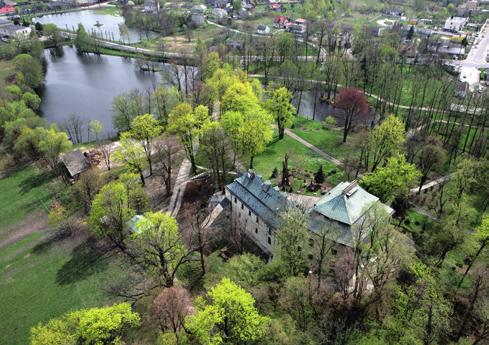 Posiadłość Manor House w Chlewiskach Posiadłości Manor House, oferuje swoim Gościom wypoczynek w dwóch historycznych obiektach Pałacu Odrowążów i Stajni