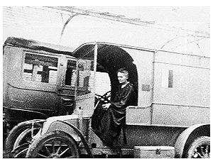 W lipcu 1916 roku jako jedna z pierwszych kobiet robi prawo jazdy, by móc prowadzić półciężarowy samochód.