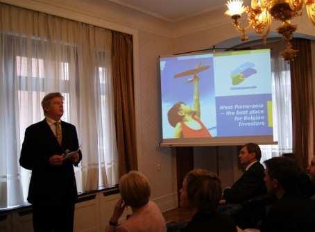 Ambasador RP w Belgii Sławomir Czarlewski otwiera seminarium inwestycyjne Zaproszeni goście Konferencja Inwestycje w specjalnych strefach ekonomicznych szansą rozwoju zachodniopomorskich