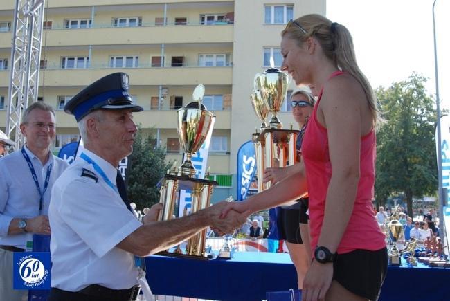 Z życia Szkoły czyli tegoroczny bieg znalazło się 87 policjantów i policjantek. Najlepszymi okazali się: - w kategorii kobiet: 1. Edyta Marciniak (KMP w Kaliszu, czas 01:41:40) 2.