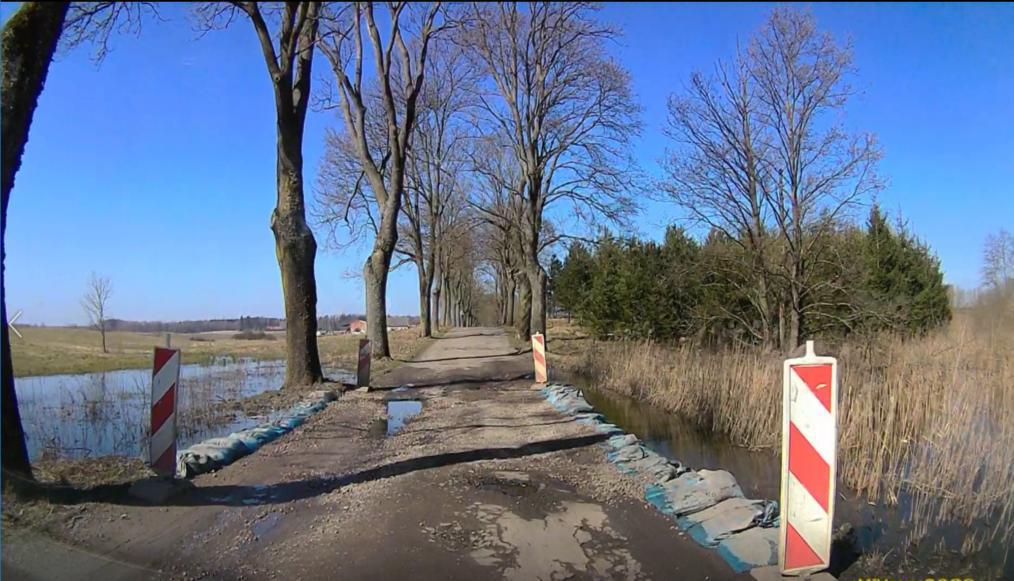 przez wody z pobliskich pól, lasów i posesji -