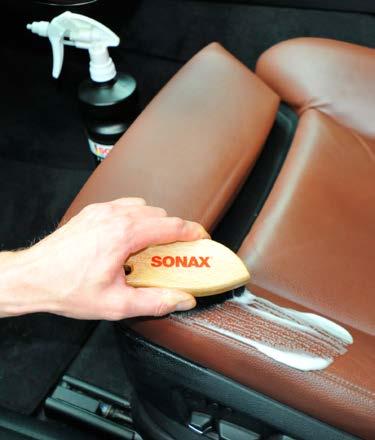 Do czyszczenia foteli skórzanych zastosuj the Leather cleaner foam. Nanieś niewielką ilość i czyść za pomocą szczotki do skóry.