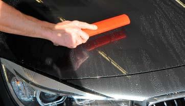 Umyj auto dokładnie za pomocą szamponu i gąbki.