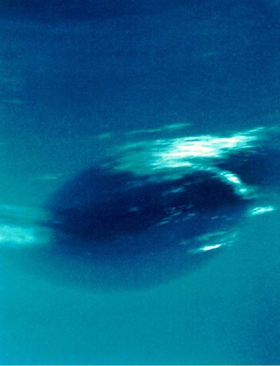 przypuszczalnie azot. Wnętrze Neptuna składa się z lodu i skał. Śladowe ilości metanu w zewnętrznych warstwach atmosfery planety nadają jej niebieski kolor.