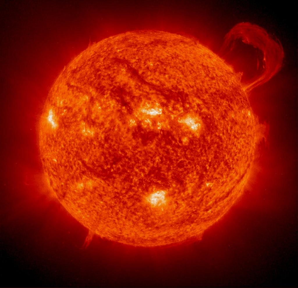 Słońce Słońce zajmuje centralne miejsce w Układzie Słonecznym, skupiając w sobie 99,8% jego całkowitej masy. Jest głównym źródłem energii docierającej do Ziemi.