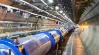 Jak działa Wielki Zderzacz Hadronów? 2. ŠCERN Akcelerator LHC (Large Hadron Collider, czyli Wielki Zderzacz Hadronów) znajduje się w ośrodku CERN pod Genewą.