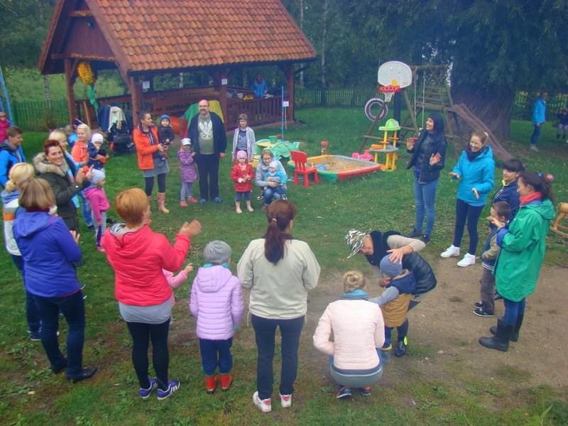 Jesień to pora, w której po raz kolejny zorganizowaliśmy w naszym przedszkolu święto pieczonego ziemniaka. Starym zwyczajem spotykamy się na niej co roku z przedszkolakami i rodzicami na Dunajówce.