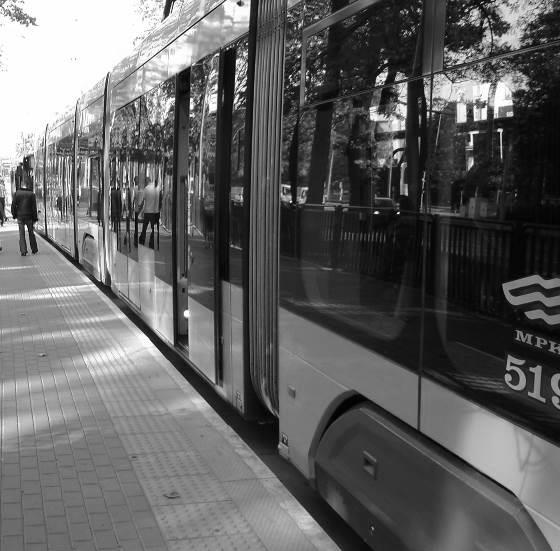 Z drugiej strony dostosowanie oryginalnego tramwaju Solaris Tramino do kształtu skrajni taboru tramwajowego skutkowało odsunięciem podłogi od peronu, zaś modyfikacja kształtu zrealizowana dla