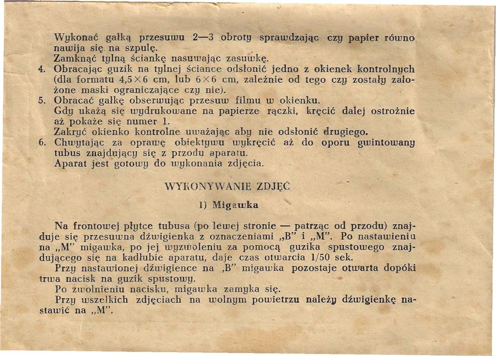 Wykonać gałką przesuwu 2-3.obrotg sprawdzając czy papier równo nawija się na szpulę.. Zamknąć tylną ściankę nasuwając zasuwkę. 4.