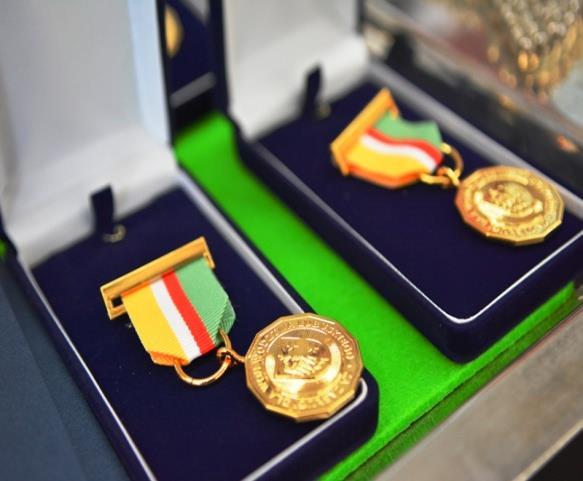 Odznaka Honorowa za Zasługi dla Województwa Lubuskiego Pomysł na honorowanie zasłużonych dla województwa lubuskiego zrodził się wśród radnych II kadencji.