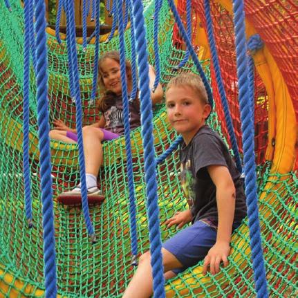 Dla najmłodszych proponujemy zabawy w Magicznej Osadzie (zamkowy plac zabaw), mini parku linowym, trampolinie oraz interaktywnej ściance wspinaczkowej.