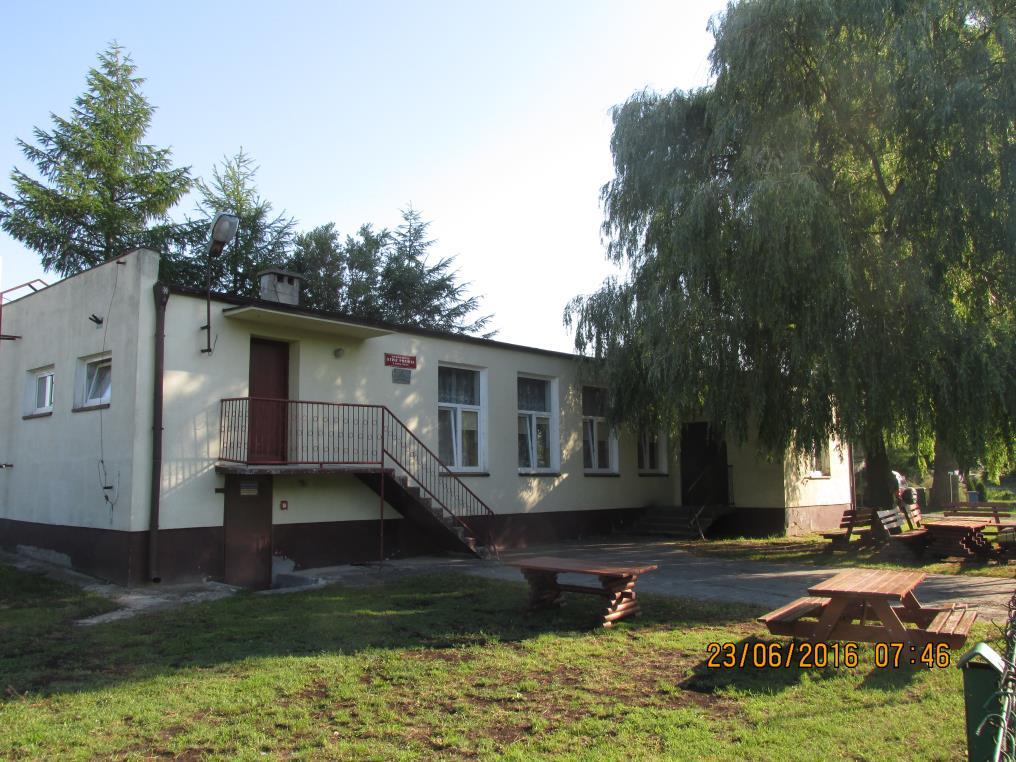 wszystkie są zabezpieczone kratką, a okna z profili PCV bez okiennic.