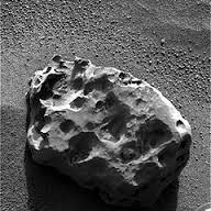 ZARYS HISTORYCZNY Najstarsze znaleziska archeologiczne wskazują na wykorzystanie żelaza z meteorytów 10% niklu (w wielu językach nazwa żelaza to miedź z nieba) Najstarsze wyroby z kutego