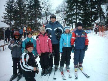 Ferie na sportowo Podczas tegorocznych ferii zimowych uczniowie Szkoły Podstawowej w Podsarniu brali udział w zajęciach sportowych, które odbywały się na wyciągu narciarskim Beskid w Spytkowicach pod