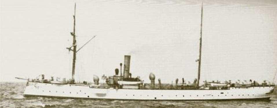 28 skrótowe przedstawienie historii Krążownika oraz jego następcy krążownika pomocniczego Cormoran II. S.M.S. Cormoran został zbudowany w Cesarskiej Stoczni w Gdańsku w latach 1892/93.