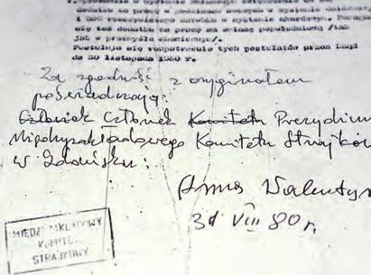 Pamiątki po Annie Walentynowicz Kopię Porozumień Sierpniowych podpisaną przez Annę Walentynowicz, zdjęcia, legitymację strajkową oraz pozostałe pozyskane pamiątki, przedstawił na