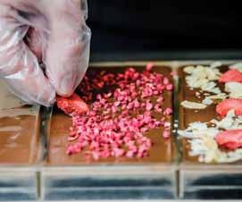 Produkcja prawdziwej czekolady to długi i wcale nie łatwy proces, w który zaangażowanych jest