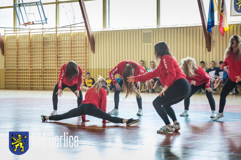 Rozpoczęcie rozgrywek poprzedził występ tańca nowoczesnego dziewczęcego Zespołu z Młodzieżowego Domu Kultury w Gorlicach Big Break pod kierownictwem instruktor Moniki Wacek.
