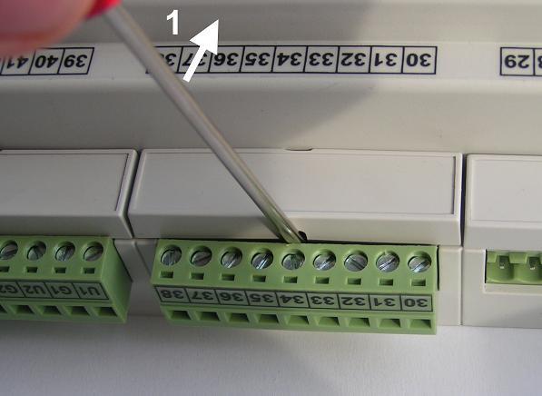 Skróty użyte na schematach przedstawia poniższa tabela: Skrót Opis N Biegun neutralny zasilania sieciowego 230V/50Hz. L Faza zasilania sieciowego 230V/50Hz. Tcwu Czujnik temperatury w punkcie Tcwu.