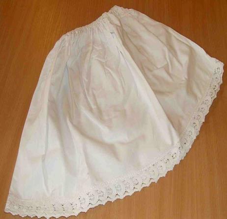Do świątecznego stroju pod spódnice wkładano zwykle białe płócienne halki, nieco od spódnic węższe i dłuższe.