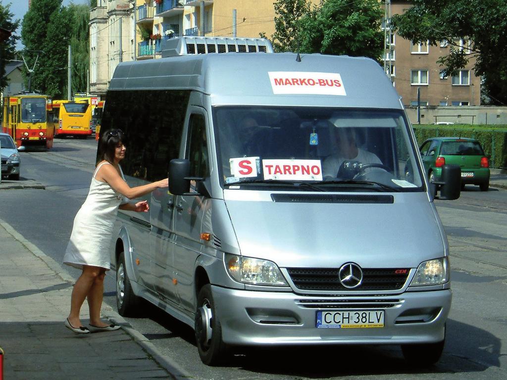 Fot. 1. Dużą popularnością w regionie cieszą się prywatni przewoźnicy autobusowi Fot. 2.