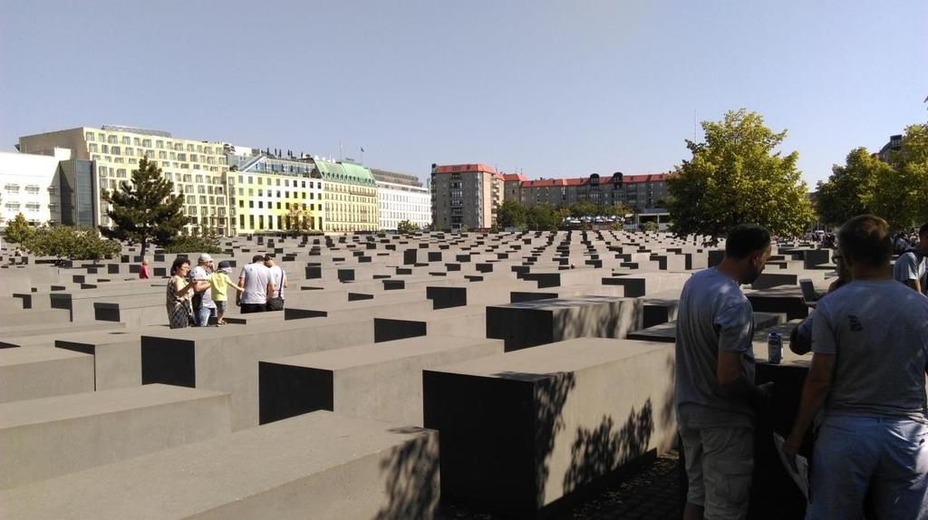 BERLIN POMNIK POMORDOWANYCH ŻYDÓW EUROPY Rozległe, szare pole o pofalowanej powierzchni, las betonowych słupów, morze, cmentarz - takie skojarzenia przywołuje