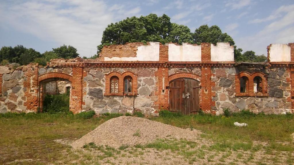 Przez teren Gminy przebiegają trzy szlaki piesze i rowerowe.