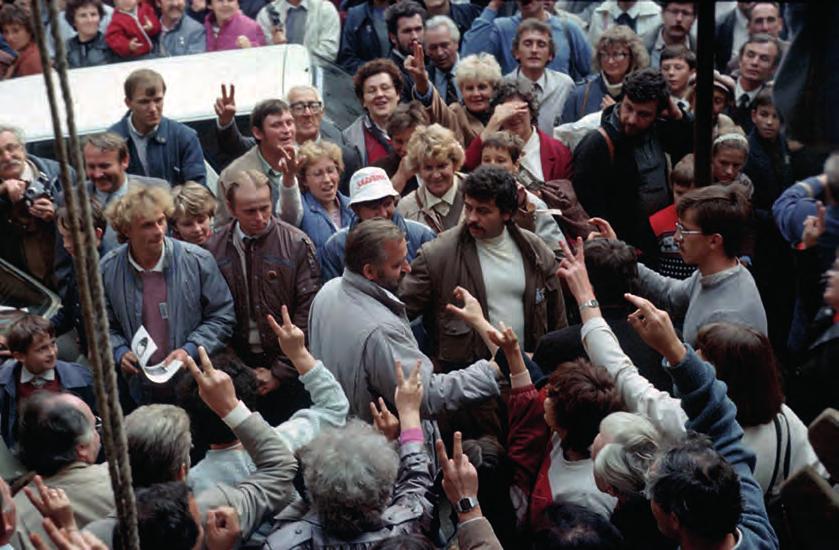 Częstochowa 1986 r. Pielgrzymka Ludzi Pracy na Jasną Górę. Marian Jurczyk (w środku) witany przez pielgrzymów. / Fot. NAF Dementi/Ośrodek Pamięć i Przyszłość.