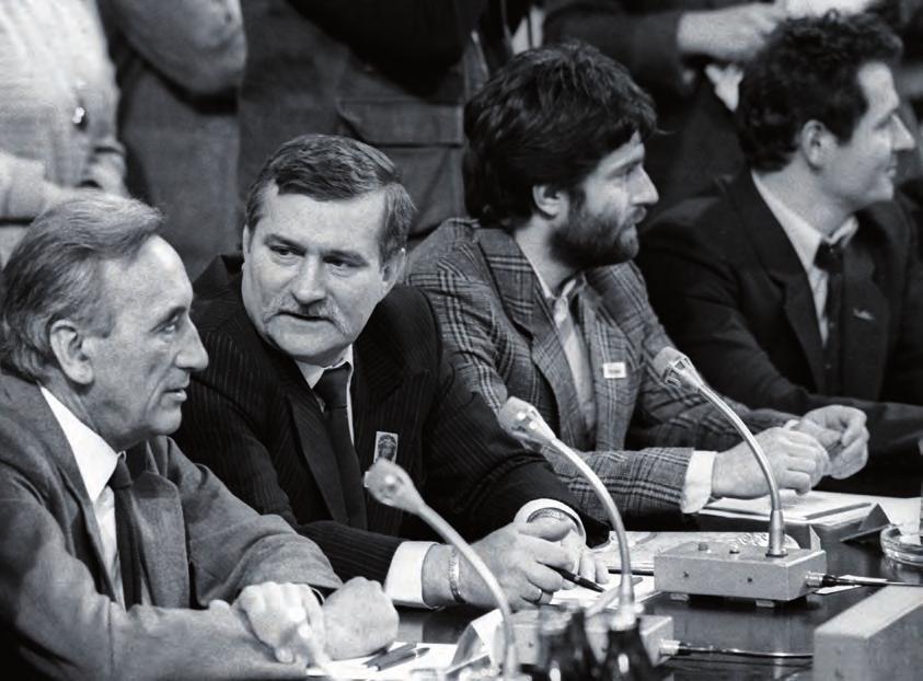 Warszawa, 6 lutego 1989 r. Obrady Okrągłego Stołu. Od lewej: Tadeusz Mazowiecki, Lech Wałęsa, Władysław Frasyniuk, Zbigniew Bujak. / Fot. NAF Dementi/Ośrodek Pamięć i Przyszłość.