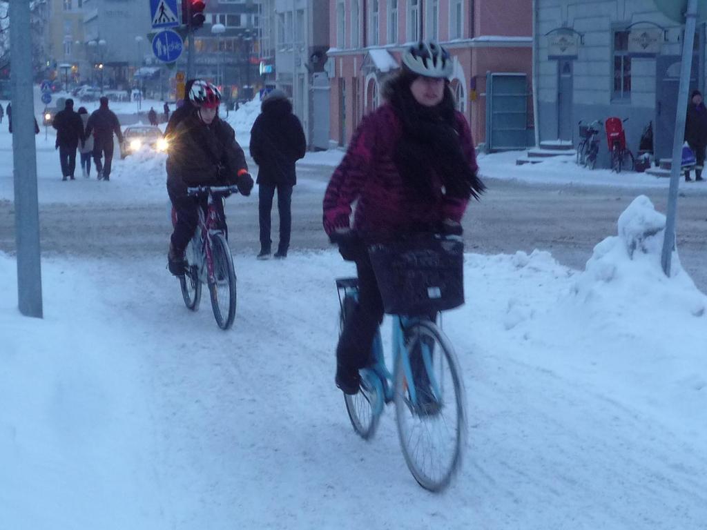 Piesi pamiętają o zostawieniu miejsca dla cyklistów Marcin