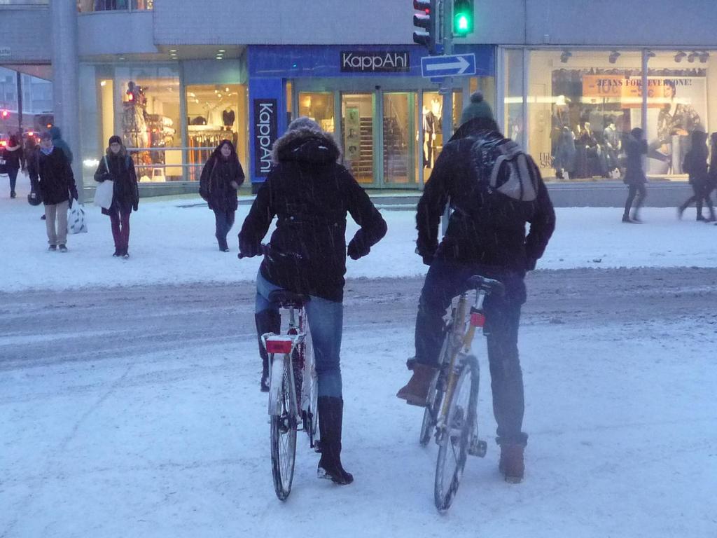 Atrybut większości rowerzystów stanowi ciepła czapka i oczywiście rękawice, często