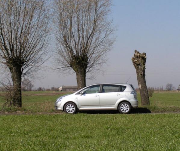 Nr 1 26.04.2004 COROLLA VERSO TEST VW GOLF V 1.