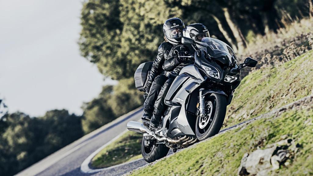 Ciesz się podróżą Poczuj drogę Przez ostatnie dziesięć lat ten niezwykle uniwersalny motocykl zapewnił wielu tysiącom właścicieli możliwość doświadczenia sportowych osiągów i niezrównanego komfortu.