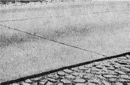 15 roku Fot. 2. Widok drogi krajowej o nawierzchni z betonu cementowego w pobliżu Skoczowa, rok 1935 [3] Przykładowy sposób wykonywania nawierzchni betonowej w latach 1926-1935 przedstawiono na fot.