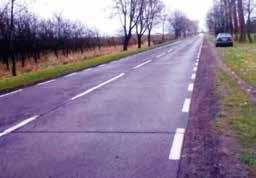 Fot. 6. Widok odcinka drogi Sobienie Wilga w dniu 11.11.2015 r. Nawierzchnia betonowa wykonana w roku 1960. Jezdnia szerokości 6 m, szczeliny poprzeczne co 5 m. Szerokość szczelin rzędu 20 mm.