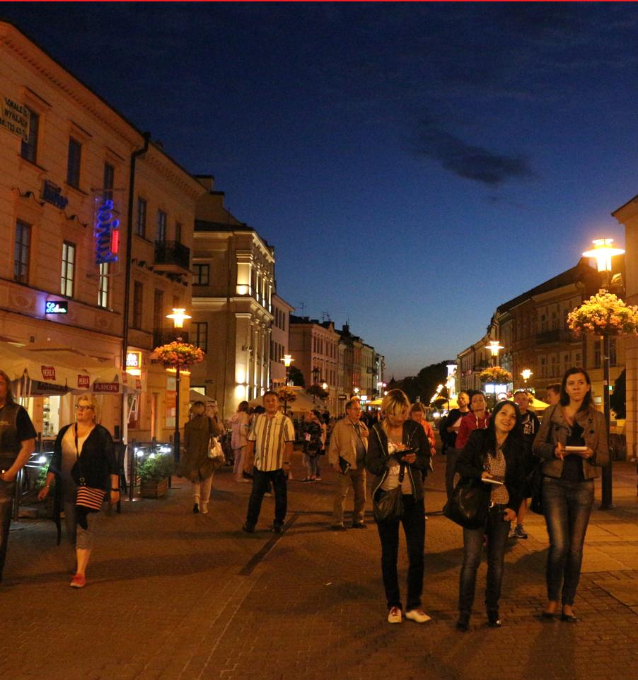 FUNKCJE ULICY KRAKOWSKIE PRZEDMIEŚCIE Ulica kojarzy się z zakupami.