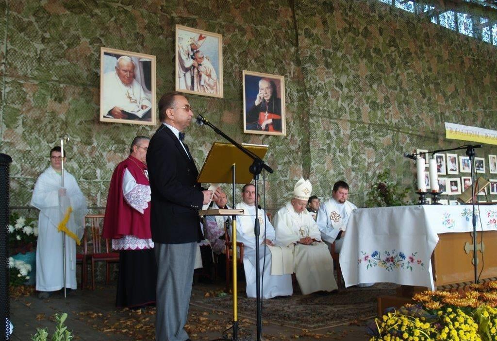 dedykacją Janowi Pawłowi II największemu pielgrzymowi lotniczemu świata.