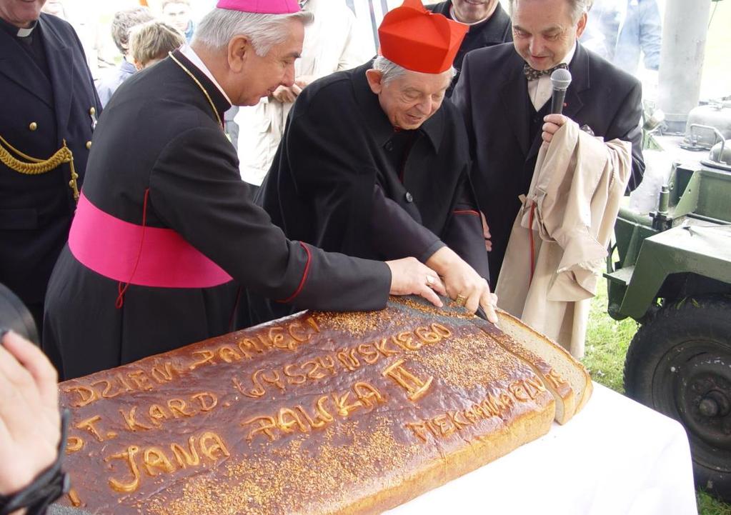 po ukrojeniu symbolicznie częstował uczestnikom biorących udział w uroczystości.