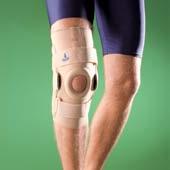 Wzmocnienia boczne z zawiasami zapewniają całkowitą stabilizację poprzeczną kolana, zaś zegary zapewniają kontrolę wzdłużną, umożliwiają regulację kąta zgięcia oraz wyprostu kolana i chronią przed