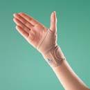 staw nadgarstkowo-śródręczny kciuka, zapewnia kompresję, a także ogrzewa staw.  Zmniejsza ból związany z przeciążeniem stawu, zwyrodnieniem i wstrząsami.