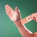 Wykonany z lekkiego, miękkiego, oddychającego materiału.  Zalecany jako środek chroniący i łagodzący skutki urazów i zwyrodnień, w przypadku pęknięć kciuka. Aparat zmniejsza również bóle reumatyczne.