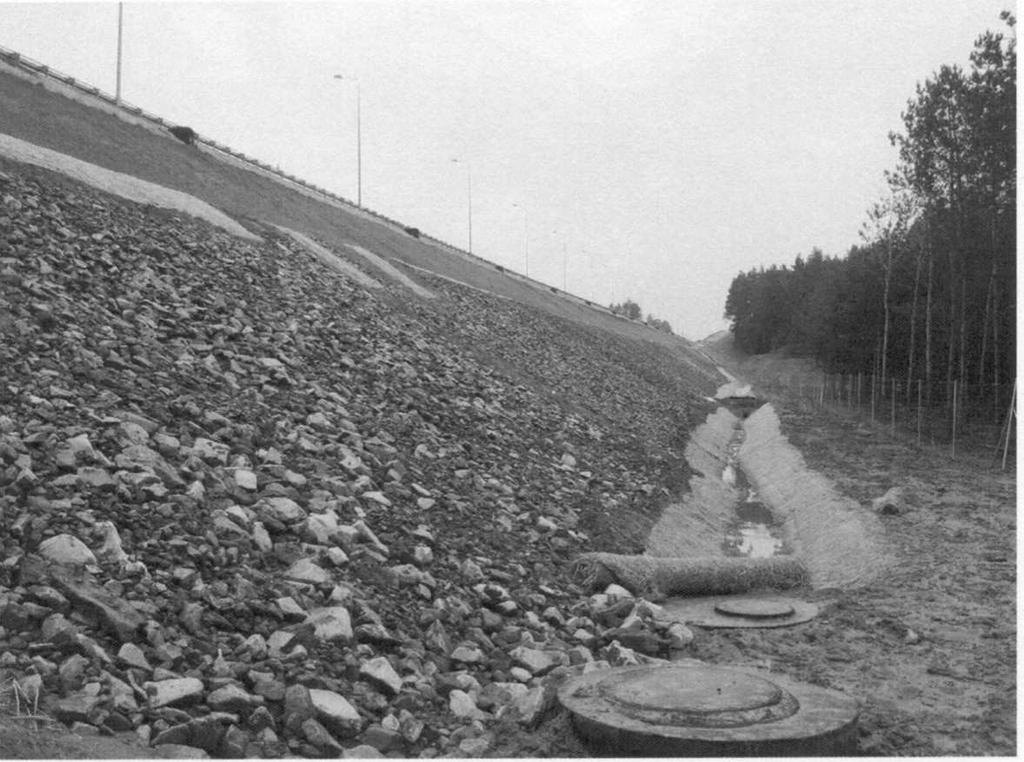 Geotechnika Porównując te wartości moŝna zauwaŝyć duŝą zgodność w ocenie parametrów przez ekspertów oraz fakt, Ŝe przy takich załoŝeniach wszystkie ekspertyzy określały, Ŝe skarpy nasypu mają wartość