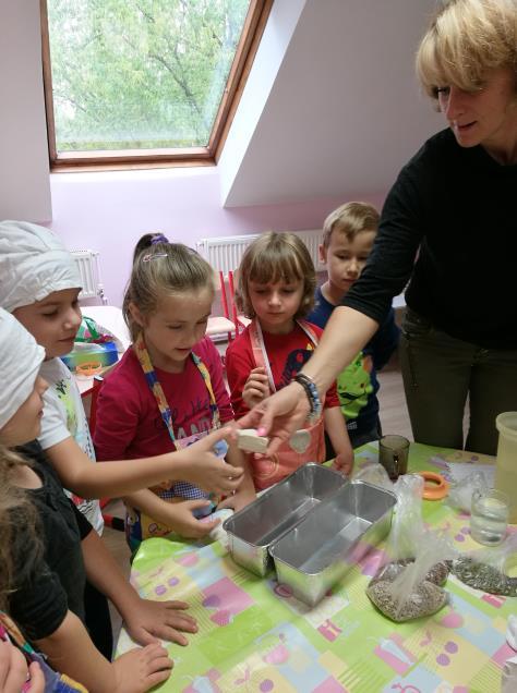 W trakcie przygotowywania ciasta skrupulatnie do mąki dzieci dodawały pozostałe składniki