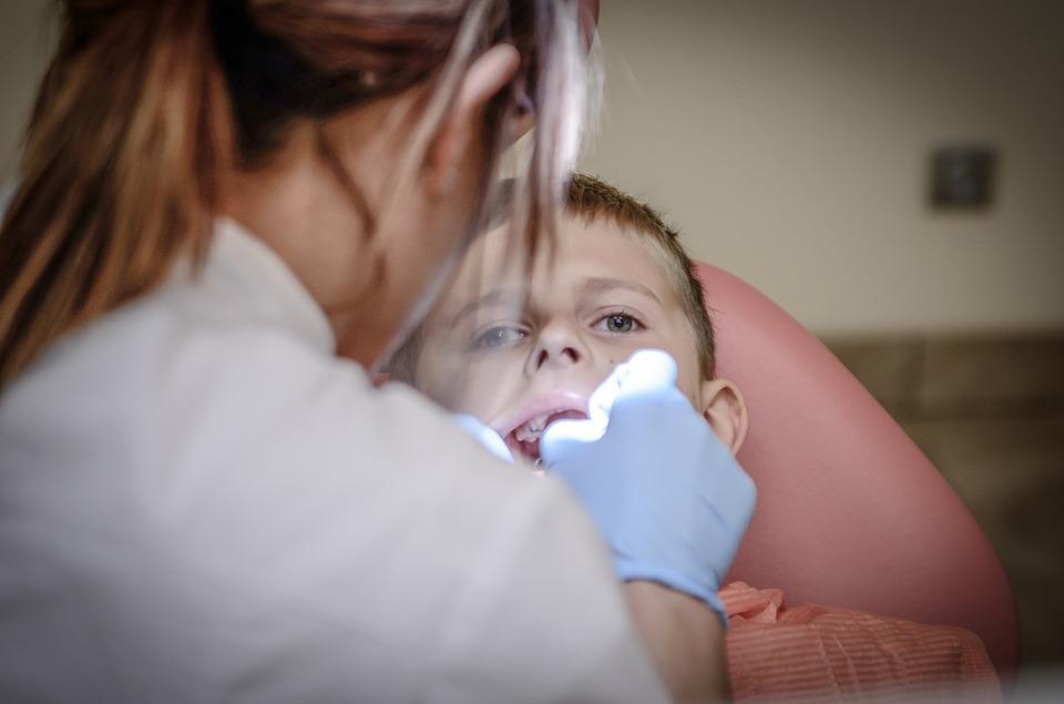 12.00 12.15 Przerwa kawowa Zagrożenia zawodowe w gabinetach stomatologicznych 12.15 13.00 a profilaktyka. Zagrożenia biologiczne w pracy a postępowanie po ekspozycji.